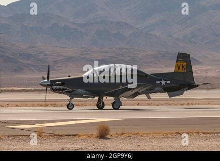 Un velivolo T-6A Texan II assegnato alla 70th Flying Training Wing, Vance Air Force base, Oklahoma, taxi lungo la pista dopo l'arrivo per la bandiera FAIP alla base dell'aeronautica di Nellis, Nevada, 24 settembre 2021. Il T-6 è un velivolo di addestramento primario a due posti, a motore singolo, per studenti di addestramento pilota laureati. (STATI UNITI Air Force foto di William R. Lewis) Foto Stock