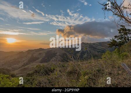 Tramonto sulla riserva naturale di Monteverde Cloud Forest, Costa Rica Foto Stock