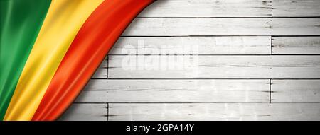 Bandiera Mali sul vecchio muro bianco. Banner panoramico orizzontale. Foto Stock