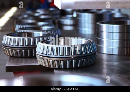 Cuscinetti di grande diametro pronti all'uso. Prodotti metallici. Trasportatore nella produzione di cuscinetti. Industria pesante. Fai acquisti in fabbrica. Senza persone. Foto Foto Stock