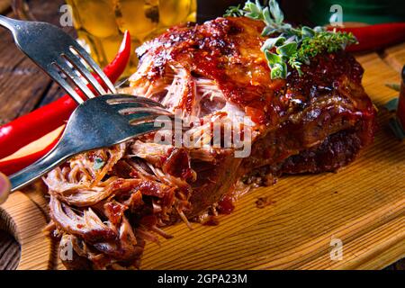 Carne di maiale tirata fuori dal forno con salsa di birra Foto Stock