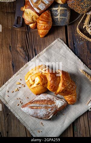 Panini freschi in una cornucopia Foto Stock