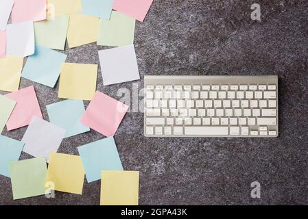 Tastiera di cartone per computer sulla scrivania dell'ufficio. Nelle  vicinanze si trovano note appiccicose con la frase 'Happy fool's day' Foto  stock - Alamy