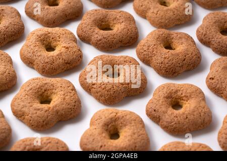 Prodotti da forno giapponesi posti su uno sfondo bianco. Sobaboro . Primo piano Foto Stock