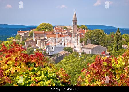 Idilliaca cittadina collinare di Draguc con vista verde paesaggio, Istria interna, Croazia Foto Stock