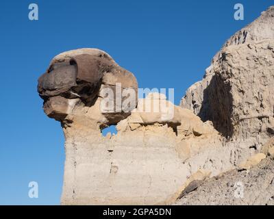 Primo piano di una formazione di hoodoo da arenaria erosa in Lybrook Badlands nel nord-ovest del New Mexico. Fotografato dal basso con un turquoi senza nuvole Foto Stock