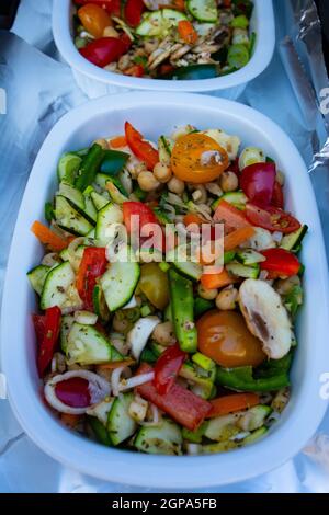 Verdure alla griglia (peperone colorato, zucchine, melanzane) con basilico ed erbe secche su un piatto su ardesia scura, pietra, cemento o backgrou di metallo Foto Stock