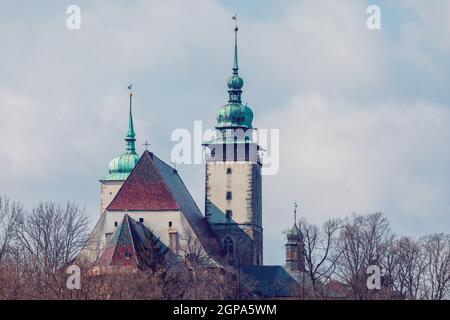 Chiesa di San Giacomo il maggiore in Jihlava è una chiesa a tre navate con un lungo presbiterio e due alte torri in autunno inverno Foto Stock