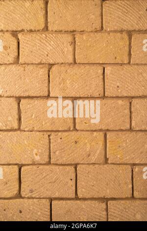 muro costruito di blocchi di pietra di tufo Foto Stock