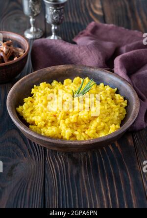 Porzione di risotto allo zafferano con chanterelle fritte Foto Stock