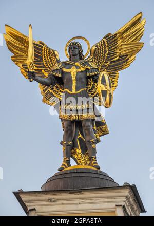 Kiev, Ucraina 07.11.2020. Scultura dell'Arcangelo Michele sulla Maidan Nazalezhnosti a Kiev, Ucraina, in una soleggiata mattina estiva Foto Stock