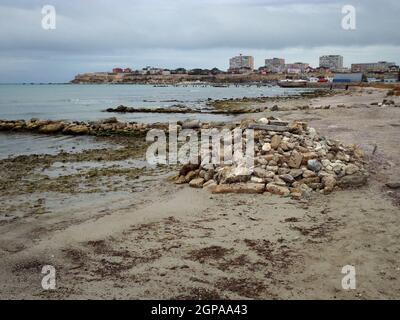 Un mucchio di pietre sulla riva del Mar Caspio. Città di Aktau. Kazakistan. Regione di Mangistau. 12 ottobre. 2019 anni. Foto Stock