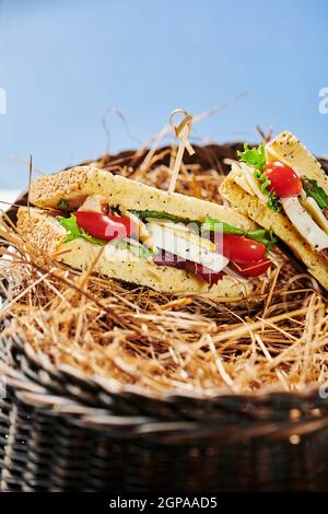 Un cestino di tasche di pane pita ripieno di prosciutto e insalata. Ristorante sano Foto Stock