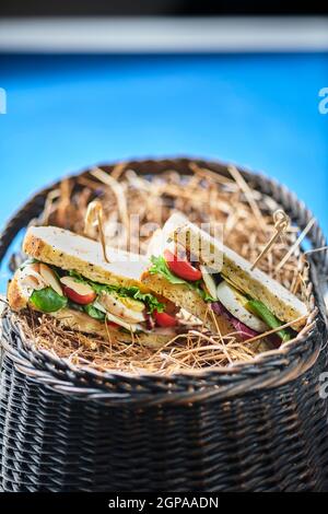 Un cestino di tasche di pane pita ripieno di prosciutto e insalata. Ristorante sano Foto Stock