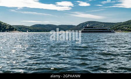 Bella Edersee con la nave passeggeri a nord di Hessen in Germania Foto Stock