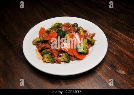 Autentico e tradizionale piatto cinese conosciuto come manzo con broccoli Foto Stock