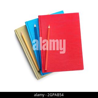 Pila di diversi notebook e matite sfondo bianco Foto Stock