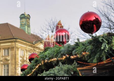 Particolare di decorazione tradizionale sul tetto di stalla al mercato medievale di Natale ha tenuto ogni Avvento in strade e piazze del centro della città Foto Stock