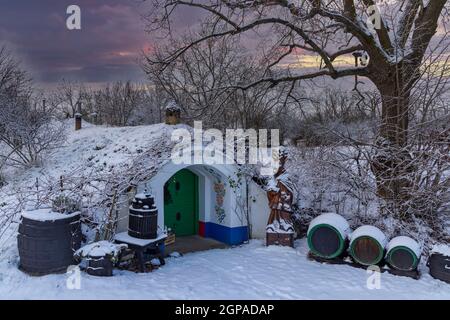 Gruppo di cantine tipiche all'aperto a Plze vicino Petrov, Moravia meridionale, Repubblica Ceca Foto Stock