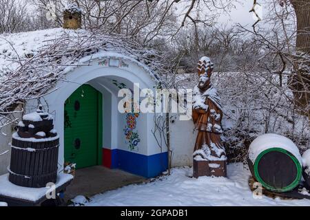 Gruppo di cantine tipiche all'aperto a Plze vicino Petrov, Moravia meridionale, Repubblica Ceca Foto Stock