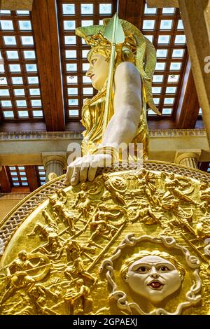 Lo scudo della statua della Dea Athena all'interno del Partenone nel Centennial Park di Nashville. Foto Stock