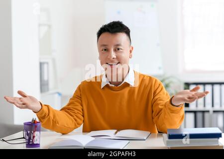 Insegnante asiatico che conduce la lezione in aula Foto Stock