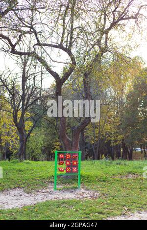 Un luminoso parco giochi circondato dal verde, un gioco tic-tac-toe. Parco piacevole e accogliente per il relax Foto Stock