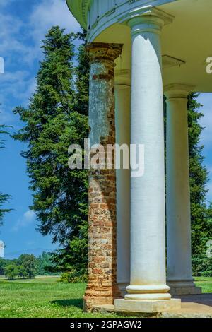 Le colonne del gazebo del Tempio sui terreni di Montpelier, James e Dolly Madisons '18 ° secolo casa e piantagione in Virginia. Foto Stock