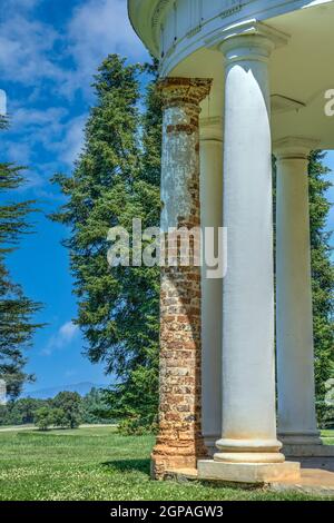 Le colonne del gazebo del Tempio sui terreni di Montpelier, James e Dolly Madisons '18 ° secolo casa e piantagione in Virginia. Foto Stock