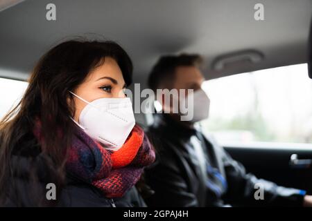 Servizio di trasporto in auto con piscina condivisa in maschera facciale Foto Stock