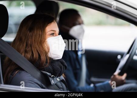 Servizio di trasporto in auto con piscina condivisa in maschera facciale Foto Stock