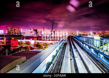 Lunga esposizione dalla nuova linea costiera del traffico sul lungomare di Yurikamome Tokyo. Luogo di ripresa: Area metropolitana di Tokyo Foto Stock