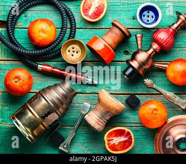 Hookah orientale fumatori o shisha con tabacco con pompelmo flavour.modern shisha di frutta con arancia Foto Stock