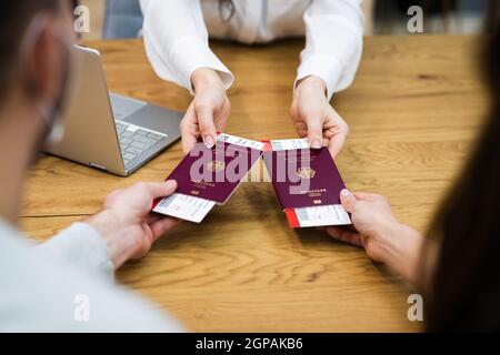 Biglietto per la crociera con prenotazione familiare per coppie presso l'agenzia di viaggi Foto Stock