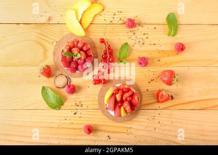 Composizione con gustosi tartine di bacche su sfondo ligneo Foto Stock