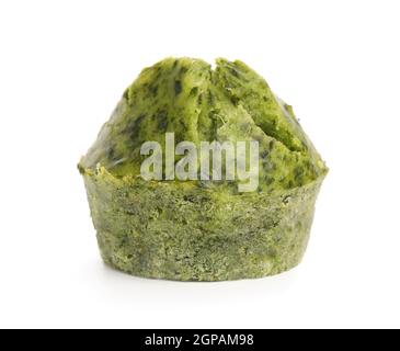 Gustoso muffin di spinaci su sfondo bianco Foto Stock