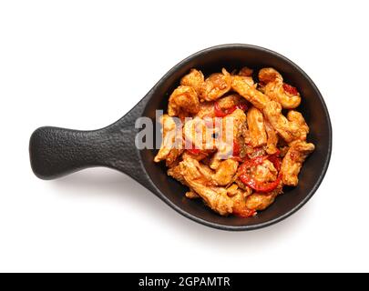 Deliziosa Fajita di pollo in padella su sfondo bianco Foto Stock