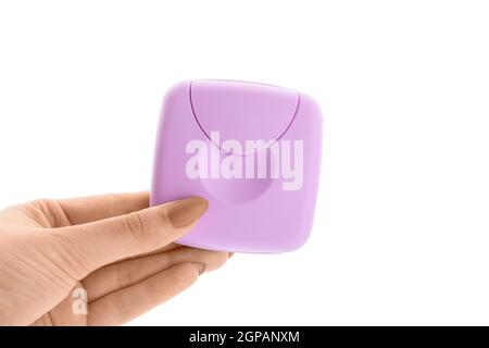 Contenitore per tamponi in mano femmina su sfondo bianco Foto Stock