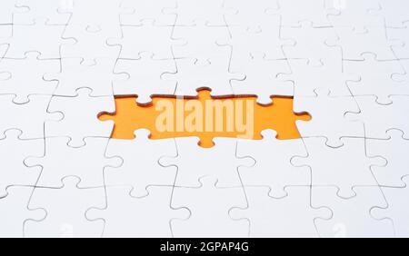 Puzzle bianco vuoto con pezzi mancanti Foto Stock