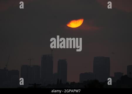 Il sole tramonta sullo skyline del centro in cieli oscurati da incendi selvatici, martedì 28 settembre 2021, a Los Angeles. Foto Stock