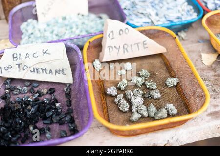 Piccoli pezzi di pirite color oro, o stolti oro, in vendita presso il negozio di roccia Utah Foto Stock