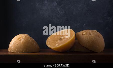 jaggery, colore marrone dorato, prodotto di zucchero non raffinato a forma di tazza chiamato anche jaggery kithul o zucchero di palma Foto Stock