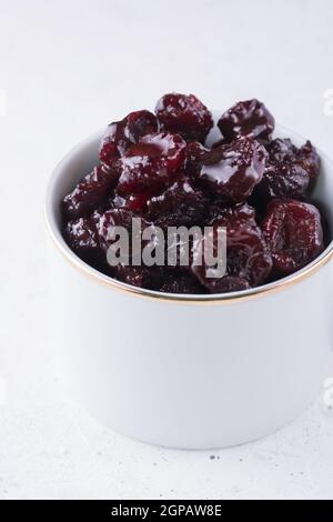 ar o bawl di marmellata di mele rose o marmellata di jambu isolato su sfondo bianco, marmellata fatta di frutta a campana o di cera mela, cibo sri lankan Foto Stock