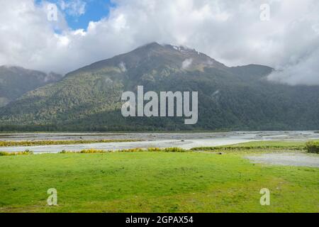 Scenario intorno al Passo Arthurs nelle Alpi meridionali di New Zelanda Foto Stock