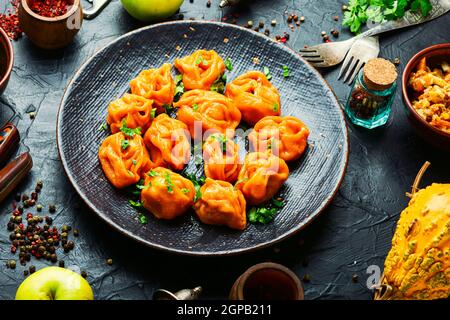 Gnocchi al vapore o manti con zucca. Piatto autunnale tradizionale. Foto Stock