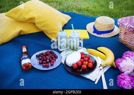 Luminose picnic in natura - bello e luminoso il cibo Foto Stock