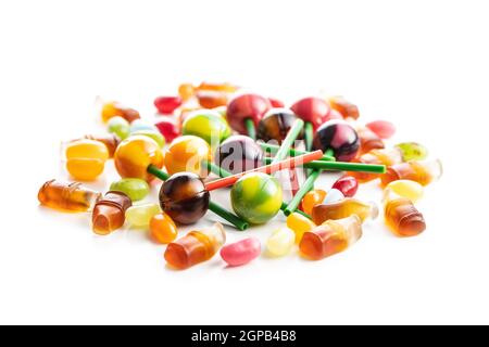 Varie caramelle colorate. Lollipop, fagioli di gelatina e bonbon di gommosa isolati su sfondo bianco. Foto Stock