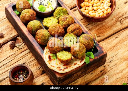 Palline di falafel su un falafel di legno di taglio board.Arabo snack Foto Stock