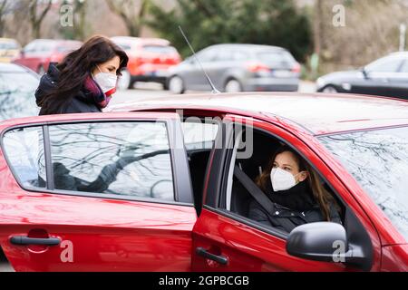 Servizio di condivisione e di carpooling in maschera facciale Foto Stock