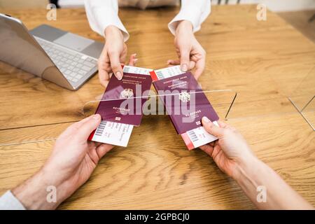 Biglietto per la crociera con prenotazione familiare per coppie presso l'agenzia di viaggi Foto Stock